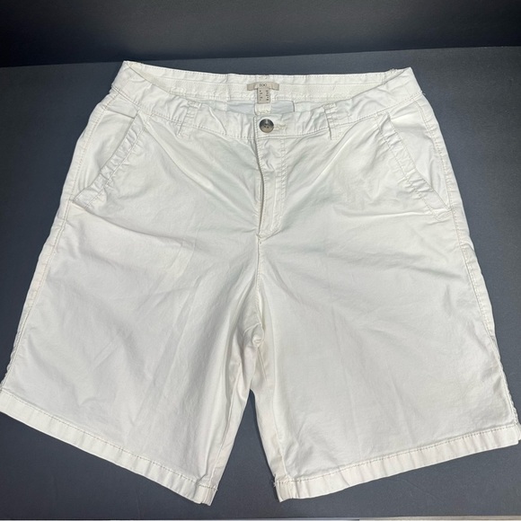 DC Other - DC White Flat Front Shorts Casual Wear size 6 pre owned Exellent condition.